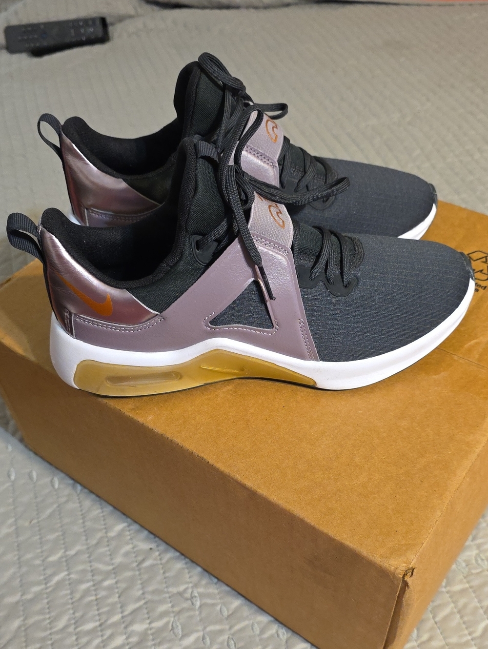 Nike Airmax Bella TR 5 Women’s Dark Grey and Mauve Athletic Sneakers Size 8
